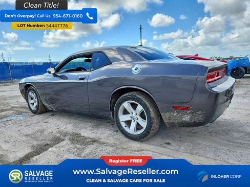 Used 2014 Dodge Challenger SXT RWD image 3