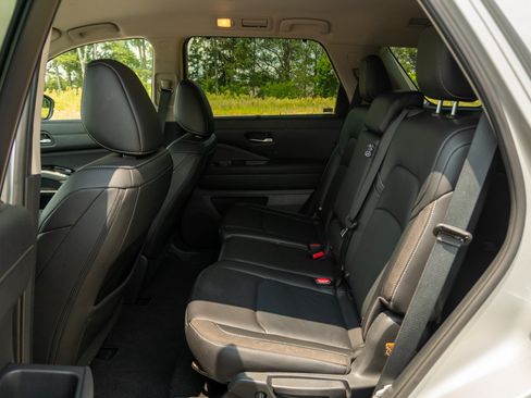 Used 2025 Nissan Pathfinder SL FWD image 14