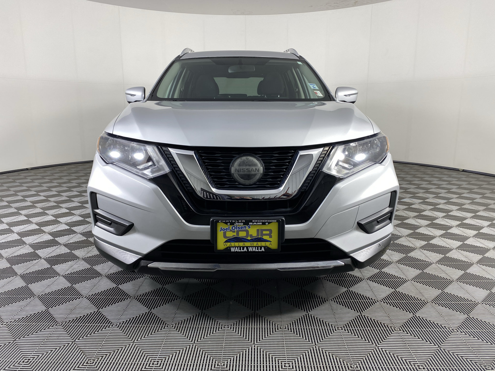 Used 2018 Nissan Rogue SV AWD/4WD image 2