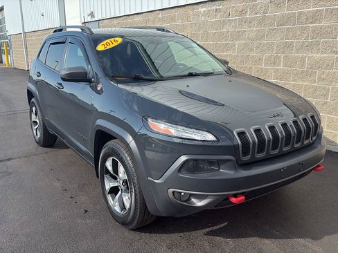 Used 2016 Jeep Cherokee Trailhawk w/ Cold Weather Group AWD/4WD image 3