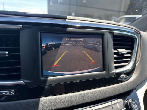 Used 2023 Chrysler Voyager LX FWD image 30