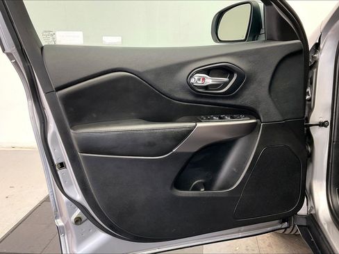 Used 2019 Jeep Cherokee Latitude w/ Popular Appearance Group image 25