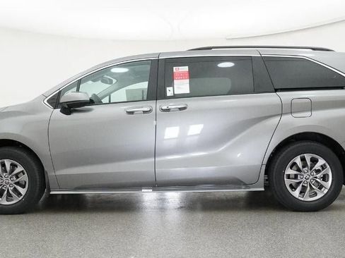 New 2026 Toyota Sienna XLE image 19