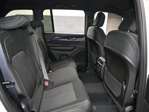 Used 2025 Jeep Grand Cherokee Laredo image 35