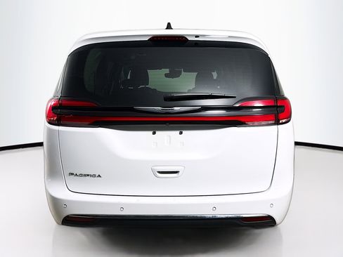 Used 2024 Chrysler Pacifica Touring-L image 31