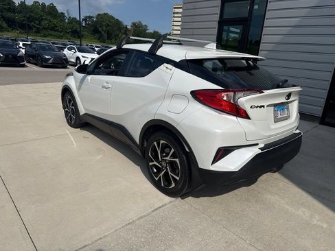 Used 2021 Toyota C-HR XLE FWD image 4