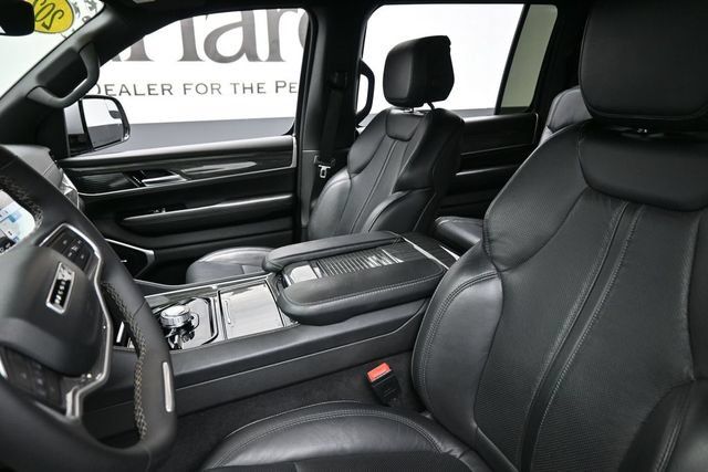 Used 2022 Jeep Wagoneer Series II AWD/4WD image 17