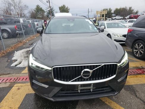 Used 2022 Volvo XC60 B5 Momentum image 2