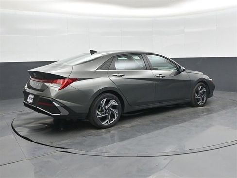Used 2025 Hyundai Elantra SEL image 4
