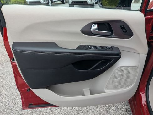Used 2024 Chrysler Pacifica Touring-L FWD image 13
