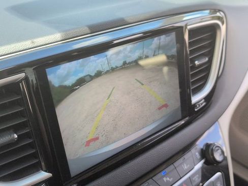Used 2024 Chrysler Pacifica Touring-L FWD image 17
