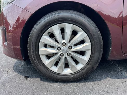 Used 2018 Kia Sedona EX FWD image 2
