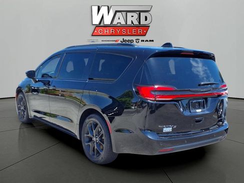 Used 2025 Chrysler Pacifica Limited FWD image 2