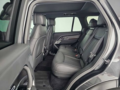 Used 2025 Land Rover Range Rover SE image 16