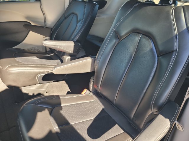 Used 2023 Chrysler Pacifica Touring-L FWD image 15