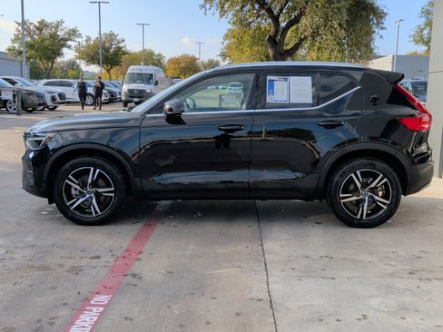 Used 2025 Volvo XC40 B5 Core image 6