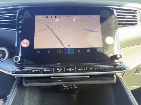 Used 2024 Jeep Wagoneer L Series II w/ Flexible Seating Group image 21