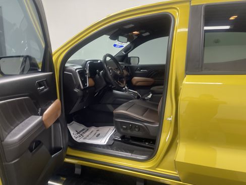 Used 2023 GMC Canyon AT4 w/ AT4 Premium Package image 9