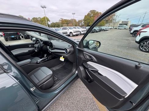 New 2026 Chevrolet Trax LT w/ Sunroof Package image 13