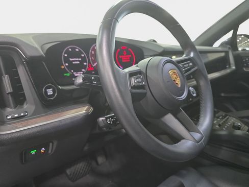 Used 2024 Porsche Cayenne image 24