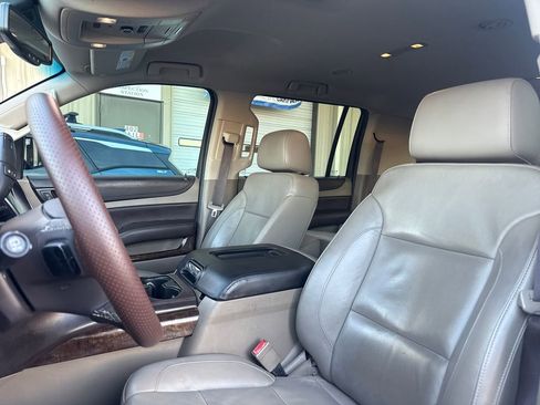 Used 2019 Chevrolet Suburban LT image 12