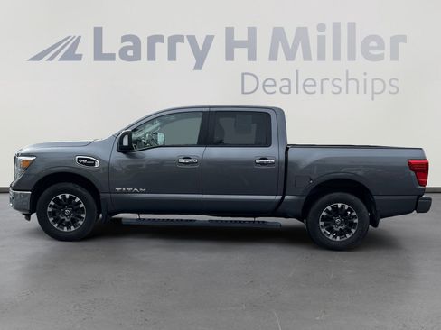 Used 2017 Nissan Titan SV image 5