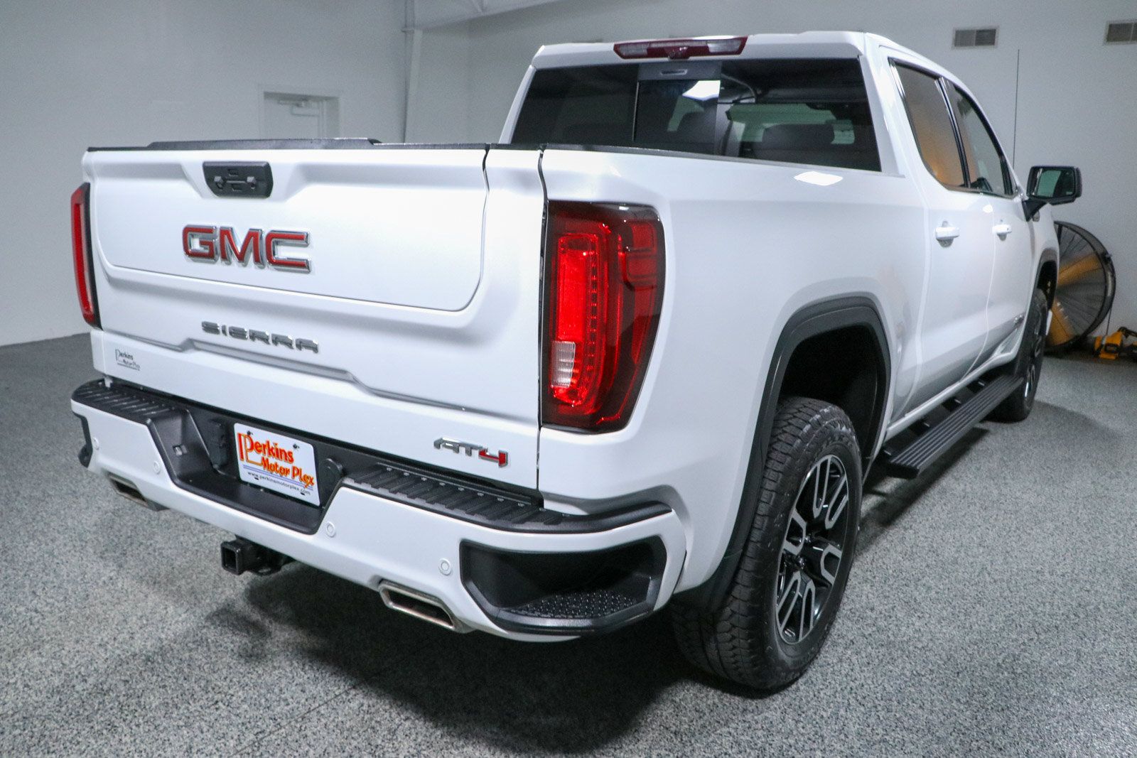 Used 2023 GMC Sierra 1500 AT4 w/ Technology Package AWD/4WD image 7