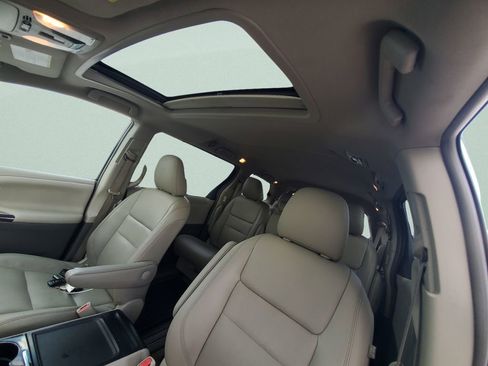Used 2017 Toyota Sienna XLE w/ XLE Navigation Package FWD image 17