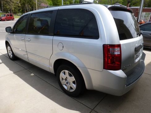 Used 2010 Dodge Grand Caravan SE w/ Climate Group FWD image 3