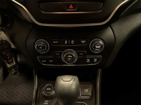 Used 2019 Jeep Cherokee Latitude w/ Cold Weather Group image 21