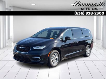 Used 2025 Chrysler Pacifica Select
