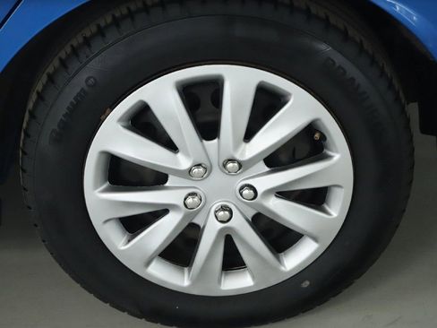 Used 2020 Nissan Versa S image 40