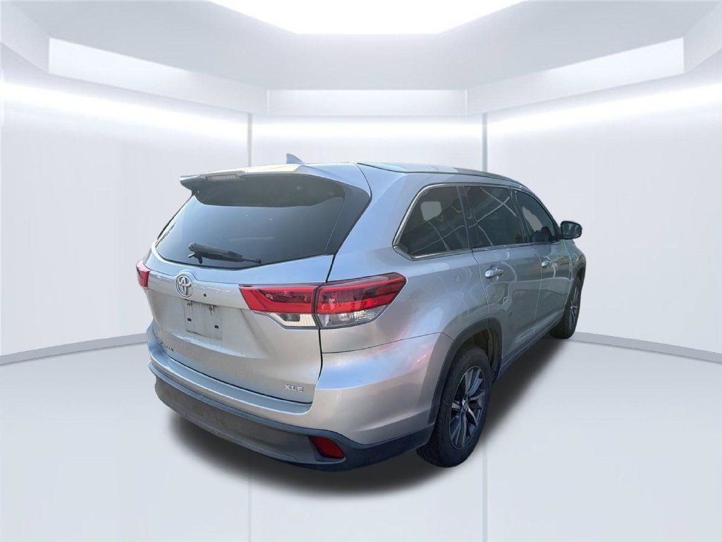 Used 2018 Toyota Highlander XLE FWD image 3