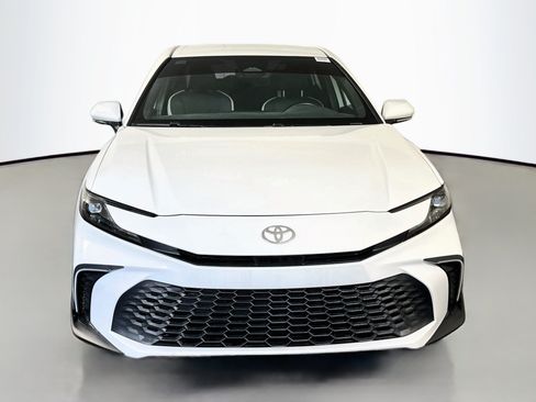 Used 2025 Toyota Camry SE w/ Convenience Package FWD image 2