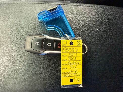 Used 2017 Ford Explorer XLT image 27