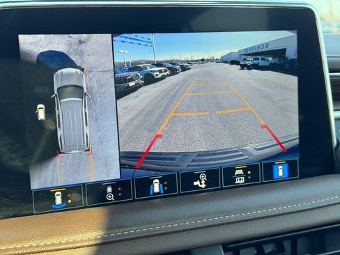 Used 2021 Chevrolet Suburban High Country w/ Premium Package image 25