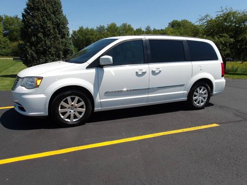 Used 2015 Chrysler Town & Country Touring FWD image 10