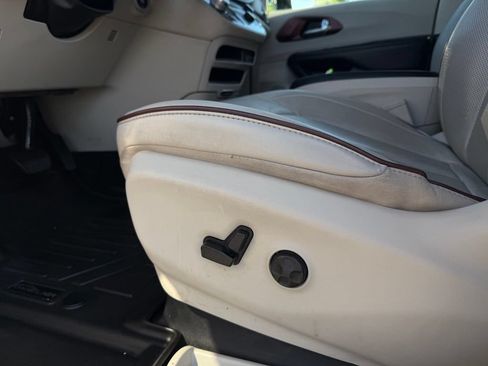Used 2020 Chrysler Pacifica Limited FWD image 13