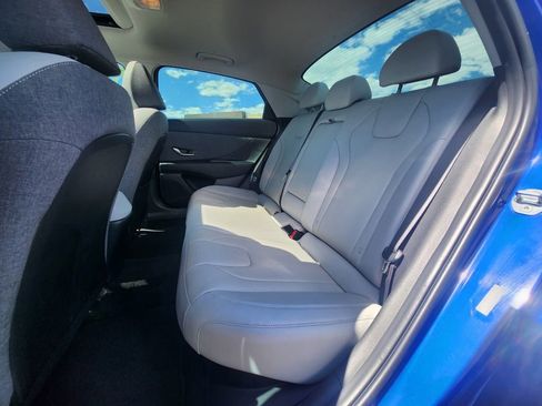 Used 2022 Hyundai Elantra Limited image 11