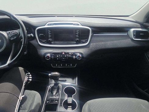 Used 2018 Kia Sorento FWD image 8