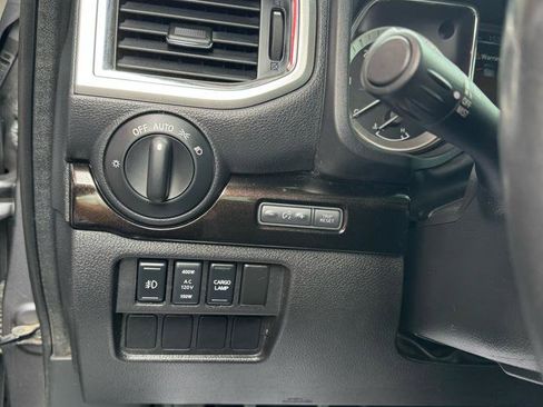 Used 2017 Nissan Titan SV image 8