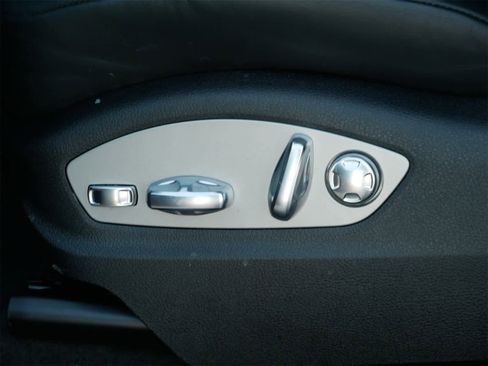 Used 2025 Porsche Macan image 10