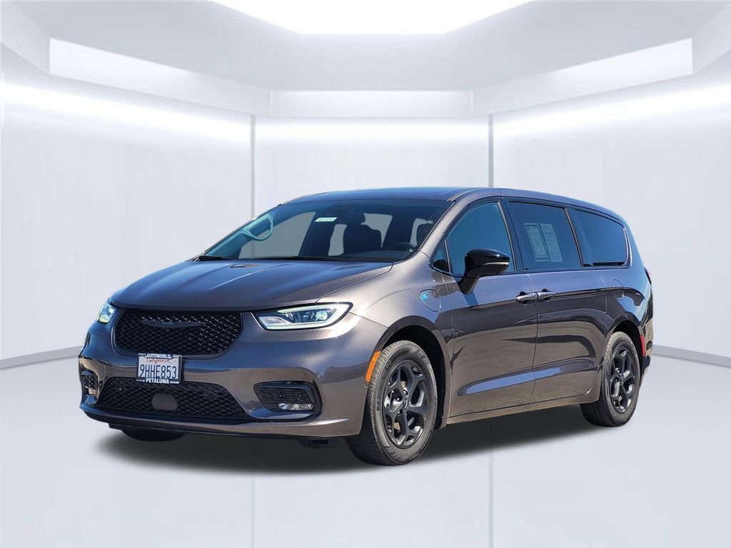 Used 2023 Chrysler Pacifica Limited w/ Uconnect Theater Family Group FWD image 8