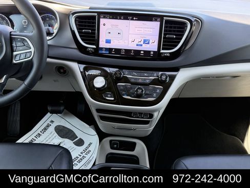 Used 2024 Chrysler Pacifica Touring-L FWD image 13
