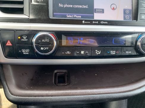 Used 2018 Toyota Highlander XLE AWD/4WD image 19
