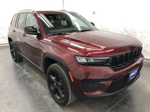 Used 2024 Jeep Grand Cherokee Altitude image 3