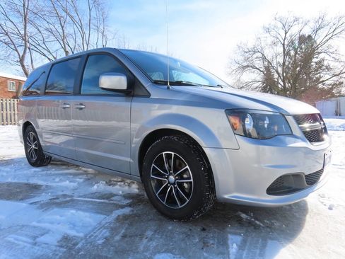 Used 2015 Dodge Grand Caravan SE image 1