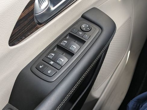 Used 2023 Chrysler Pacifica Limited image 21