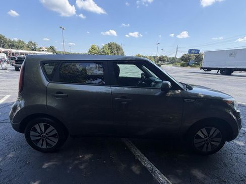 Used 2018 Kia Soul w/ Convenience Package FWD image 4