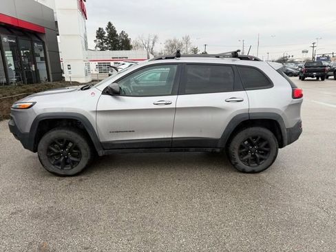 Used 2018 Jeep Cherokee Trailhawk w/ Quick Order Package 27L image 2